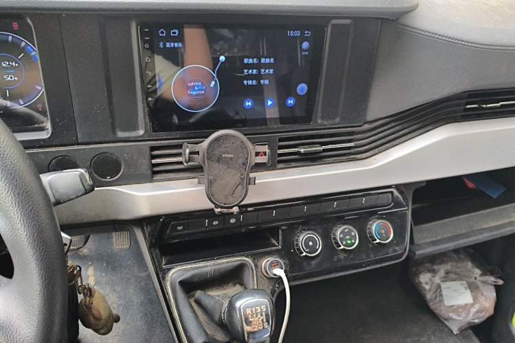 Used Dongfeng Yufeng 2023 V9+ 2.3T Manual Front-Drive Van Long Wheelbase Mid-Roof 3-Seater Audio And AC Panel