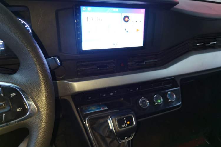 Used Dongfeng Yufeng 2023 V9+ 2.0T Automatic Front-Wheel-Drive Short Wheelbase Mid-Roof Design—5/6-Seater Audio And AC Panel