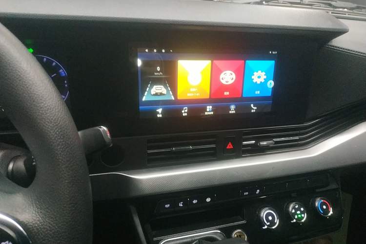 Used Dongfeng Yufeng 2023 V9+ 2.0T Automatic Front-Drive Multi-Function Mid-Roof 7/8/9-Seater Audio And AC Panel