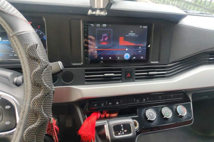 Used Dongfeng Yufeng 2023 V9+ 2.0T Automatic Front-Wheel-Drive Short Wheelbase Mid-Roof Design—5/6-Seater Audio And AC Panel