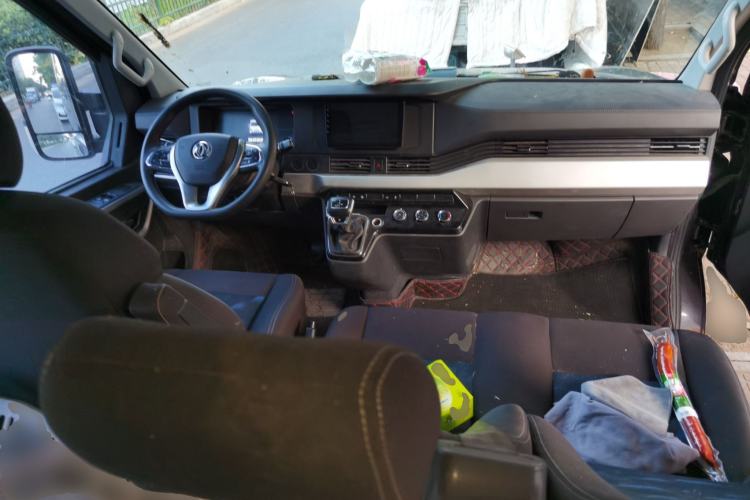 Used Dongfeng Yufeng 2023 V9+ 2.0T Automatic Front-Wheel-Drive Short Wheelbase Mid-Roof Design—5/6-Seater Center Console