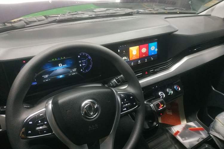 Used Dongfeng Yufeng 2023 V9+ 2.0T Automatic Front-Drive Multi-Function Mid-Roof 7/8/9-Seater Center Console