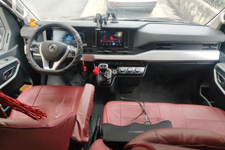 Used Dongfeng Yufeng 2023 V9+ 2.0T Automatic Front-Wheel-Drive Short Wheelbase Mid-Roof Design—5/6-Seater Center Console