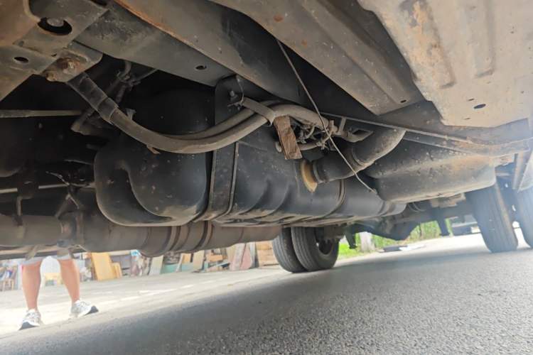Used Dongfeng Yufeng 2023 V9+ 2.3T Manual Rear-Drive Cargo Van with Dual Rear Tires 3-Seater Chassis Front Left