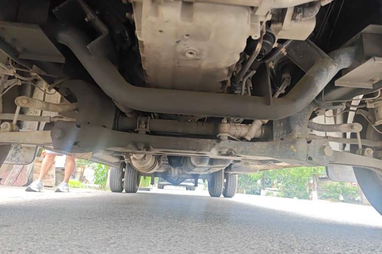 Used Dongfeng Yufeng 2023 V9+ 2.3T Manual Rear-Drive Cargo Van with Dual Rear Tires 3-Seater Chassis Front