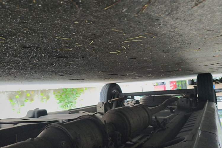 Used Dongfeng Yufeng 2023 V9+ 2.3T Manual Front-Drive Van Long Wheelbase Mid-Roof 3-Seater Chassis Front Right