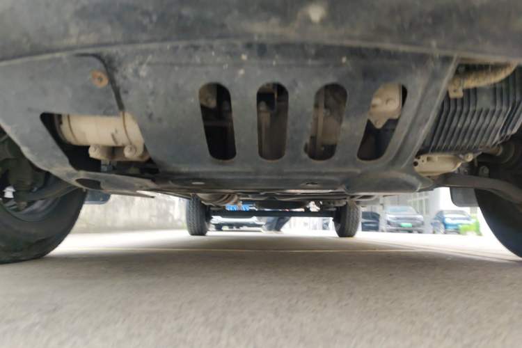 Used Dongfeng Yufeng 2023 V9+ 2.0T Automatic Front-Wheel-Drive Short Wheelbase Mid-Roof Design—5/6-Seater Chassis Front