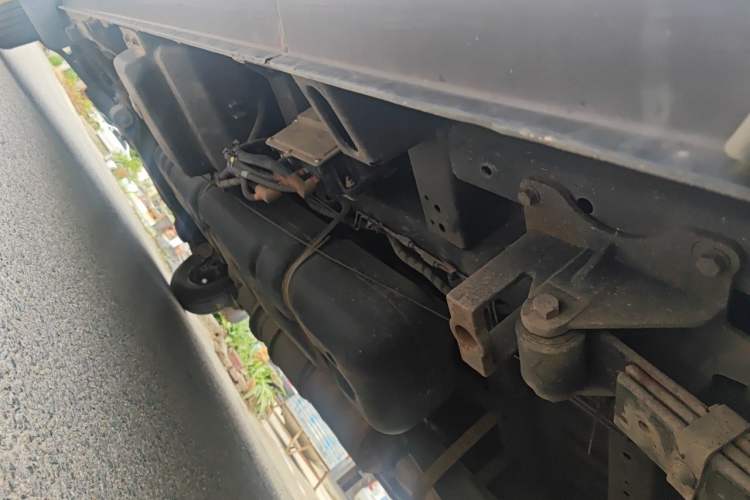 Used Dongfeng Yufeng 2023 V9+ 2.3T Manual Rear-Drive Cargo Van with Dual Rear Tires 3-Seater Chassis Rear Left