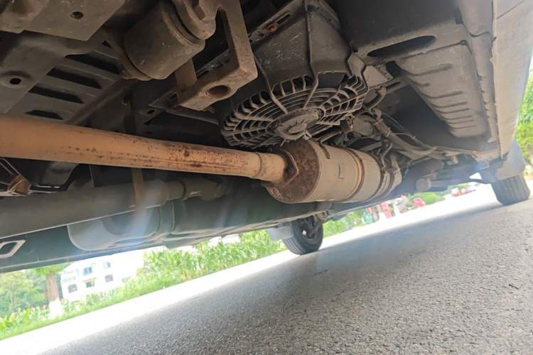 Used Dongfeng Yufeng 2023 V9+ 2.3T Manual Rear-Drive Cargo Van with Dual Rear Tires 3-Seater Chassis Rear Right