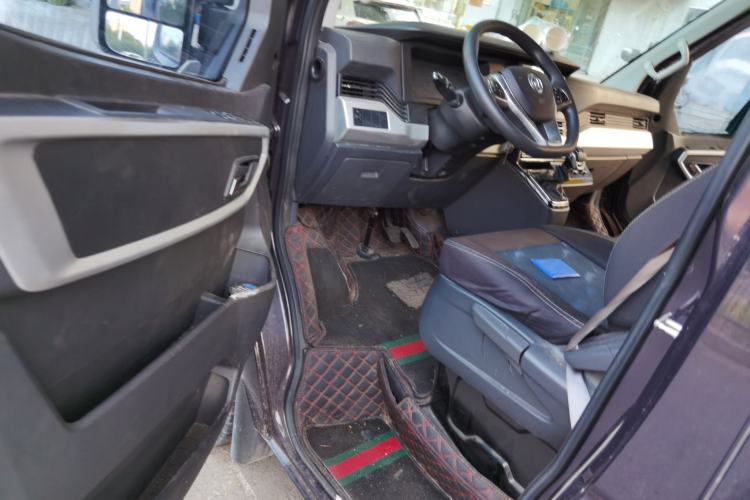 Used Dongfeng Yufeng 2023 V9+ 2.0T Automatic Front-Wheel-Drive Short Wheelbase Mid-Roof Design—5/6-Seater Driver Seat