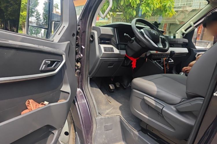 Used Dongfeng Yufeng 2023 V9+ 2.3T Manual Rear-Drive Cargo Van with Dual Rear Tires 3-Seater Driver Seat