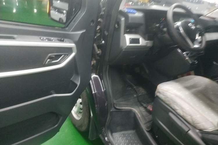 Used Dongfeng Yufeng 2023 V9+ 2.0T Automatic Front-Drive Multi-Function Mid-Roof 7/8/9-Seater Driver Seat