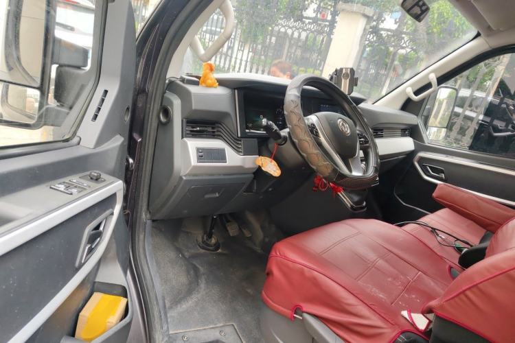 Used Dongfeng Yufeng 2023 V9+ 2.0T Automatic Front-Wheel-Drive Short Wheelbase Mid-Roof Design—5/6-Seater Driver Seat