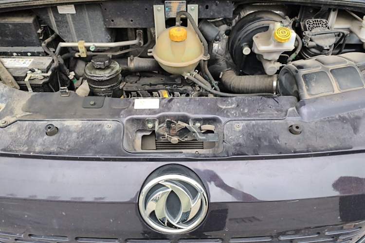 Used Dongfeng Yufeng 2023 V9+ 2.3T Manual Front-Drive Van Long Wheelbase Mid-Roof 3-Seater Engine Bay