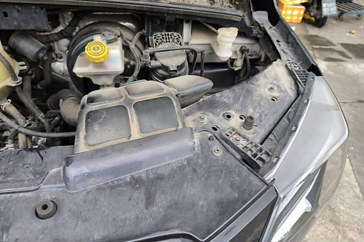 Used Dongfeng Yufeng 2023 V9+ 2.3T Manual Front-Drive Van Long Wheelbase Mid-Roof 3-Seater Engine Bay Left