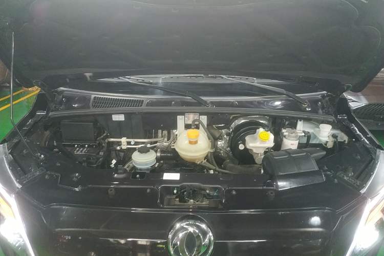 Used Dongfeng Yufeng 2023 V9+ 2.0T Automatic Front-Drive Multi-Function Mid-Roof 7/8/9-Seater Engine Bay