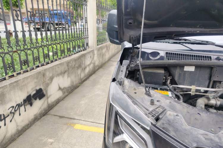 Used Dongfeng Yufeng 2023 V9+ 2.0T Automatic Front-Wheel-Drive Short Wheelbase Mid-Roof Design—5/6-Seater Engine Bay Right