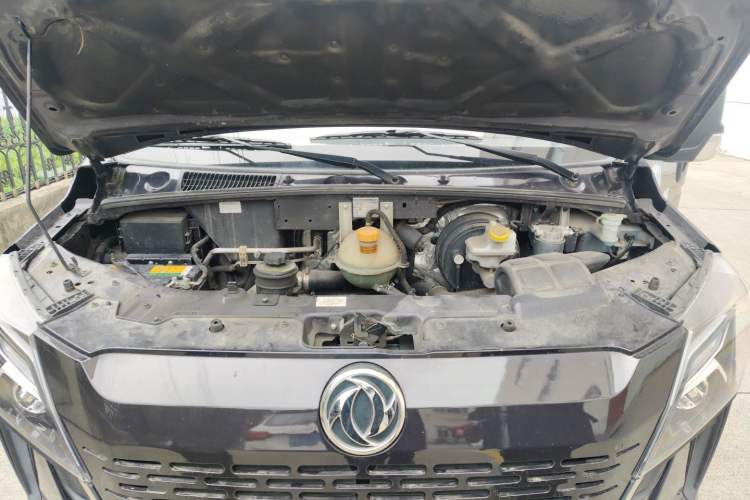 Used Dongfeng Yufeng 2023 V9+ 2.0T Automatic Front-Wheel-Drive Short Wheelbase Mid-Roof Design—5/6-Seater Engine Bay