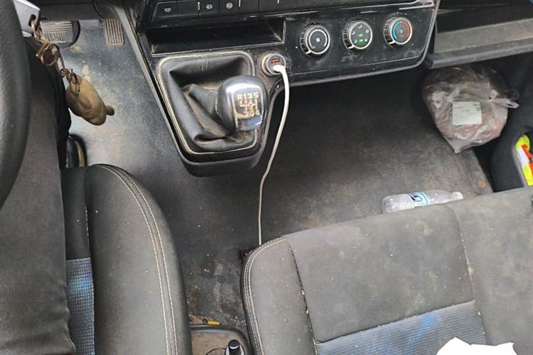 Used Dongfeng Yufeng 2023 V9+ 2.3T Manual Front-Drive Van Long Wheelbase Mid-Roof 3-Seater Gear Lever