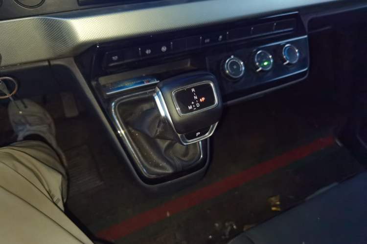 Used Dongfeng Yufeng 2023 V9+ 2.0T Automatic Front-Wheel-Drive Short Wheelbase Mid-Roof Design—5/6-Seater Gear Lever