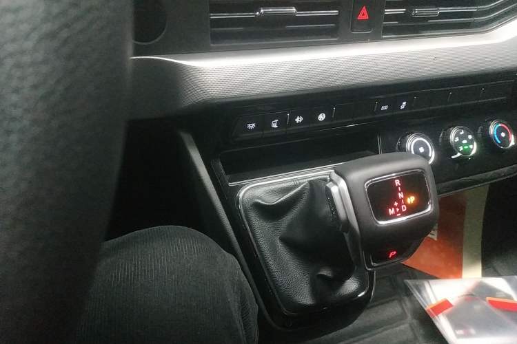 Used Dongfeng Yufeng 2023 V9+ 2.0T Automatic Front-Drive Multi-Function Mid-Roof 7/8/9-Seater Gear Lever