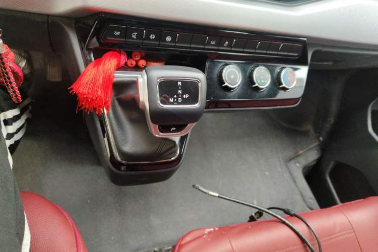 Used Dongfeng Yufeng 2023 V9+ 2.0T Automatic Front-Wheel-Drive Short Wheelbase Mid-Roof Design—5/6-Seater Gear Lever