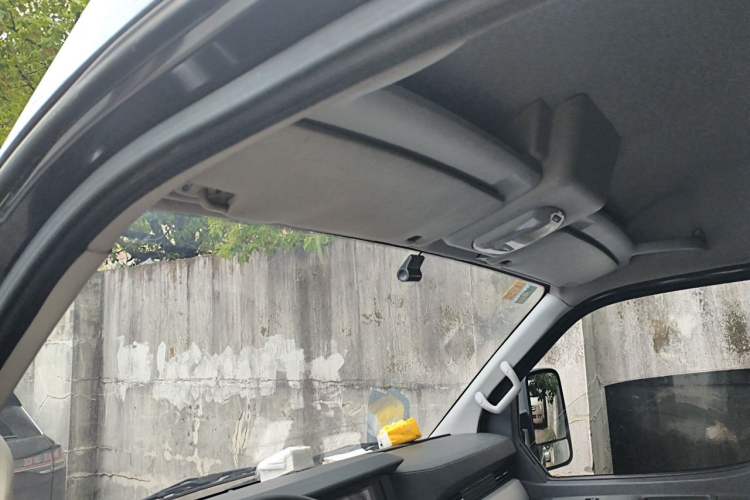 Used Dongfeng Yufeng 2023 V9+ 2.3T Manual Front-Drive Van Long Wheelbase Mid-Roof 3-Seater Headliner