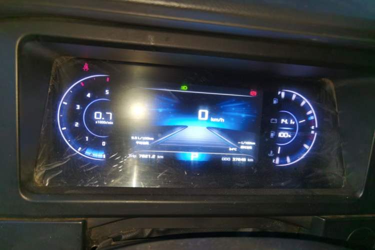 Used Dongfeng Yufeng 2023 V9+ 2.0T Automatic Front-Wheel-Drive Short Wheelbase Mid-Roof Design—5/6-Seater Instrument Cluster