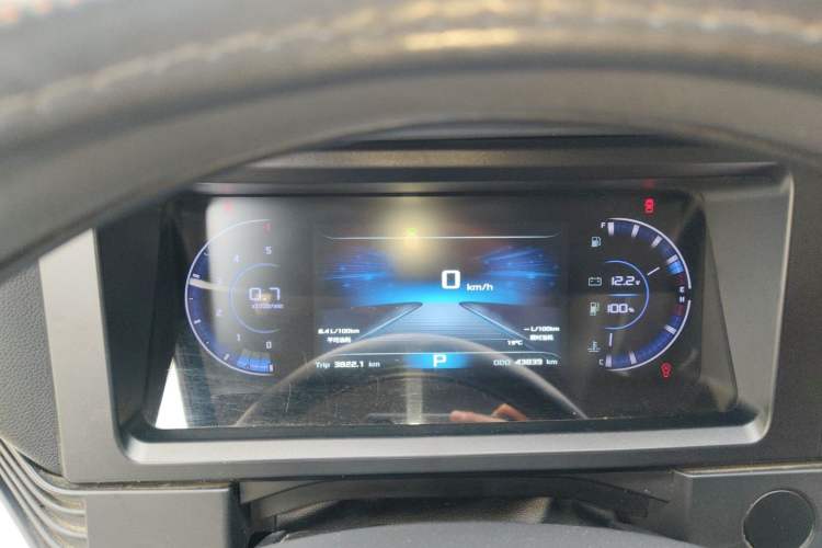 Used Dongfeng Yufeng 2023 V9+ 2.0T Automatic Front-Wheel-Drive Short Wheelbase Mid-Roof Design—5/6-Seater Instrument Cluster