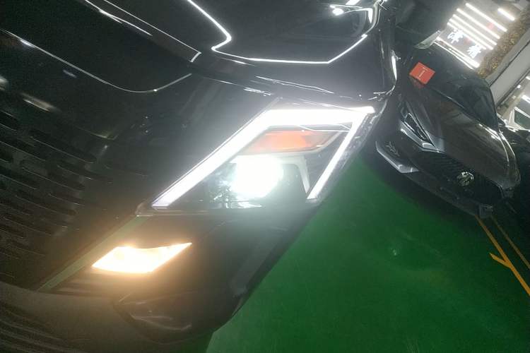 Used Dongfeng Yufeng 2023 V9+ 2.0T Automatic Front-Drive Multi-Function Mid-Roof 7/8/9-Seater Left Front Headlight