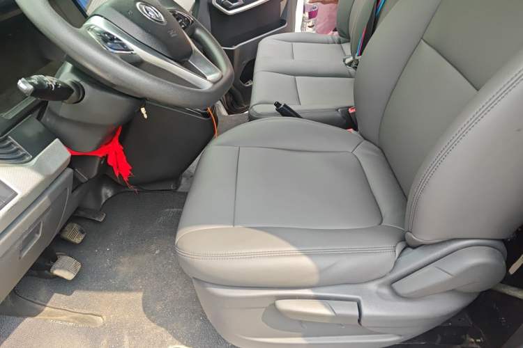 Used Dongfeng Yufeng 2023 V9+ 2.3T Manual Rear-Drive Cargo Van with Dual Rear Tires 3-Seater Left Front Seat