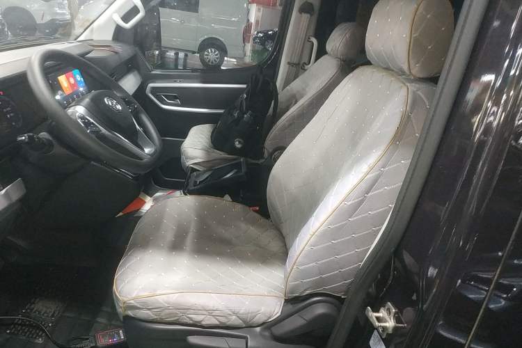 Used Dongfeng Yufeng 2023 V9+ 2.0T Automatic Front-Drive Multi-Function Mid-Roof 7/8/9-Seater Left Front Seat