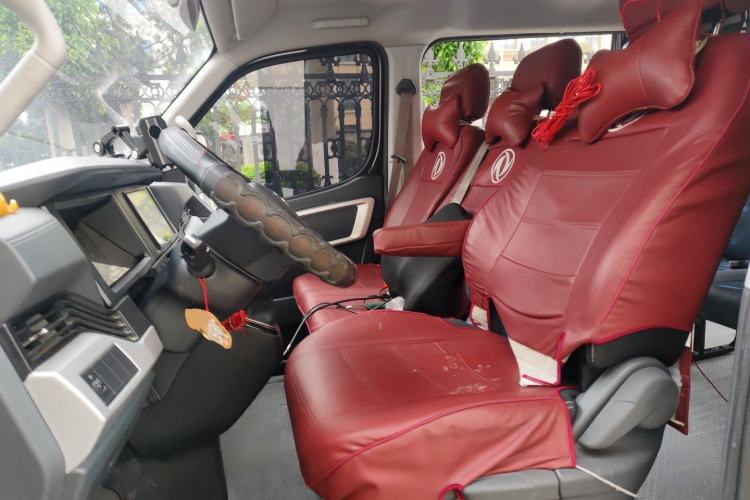 Used Dongfeng Yufeng 2023 V9+ 2.0T Automatic Front-Wheel-Drive Short Wheelbase Mid-Roof Design—5/6-Seater Left Front Seat