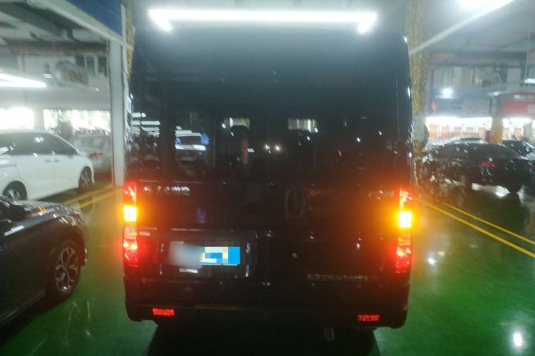 Used Dongfeng Yufeng 2023 V9+ 2.0T Automatic Front-Drive Multi-Function Mid-Roof 7/8/9-Seater Rear