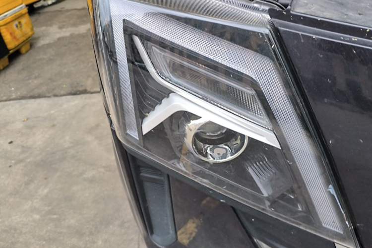 Used Dongfeng Yufeng 2023 V9+ 2.3T Manual Front-Drive Van Long Wheelbase Mid-Roof 3-Seater Right Front Headlight