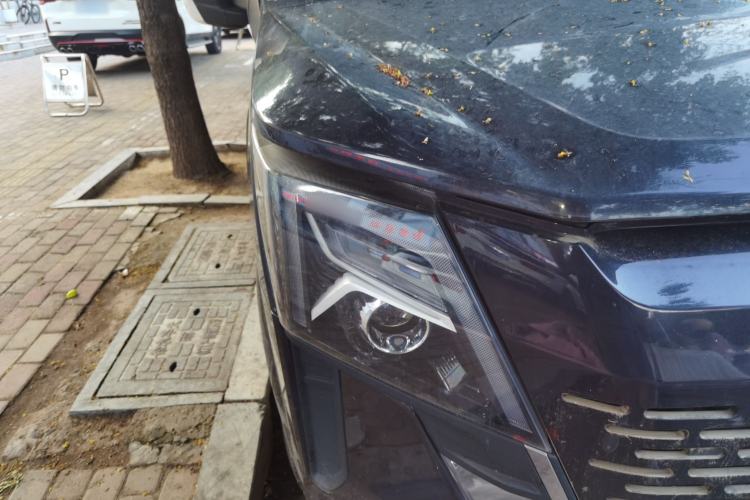 Used Dongfeng Yufeng 2023 V9+ 2.0T Automatic Front-Wheel-Drive Short Wheelbase Mid-Roof Design—5/6-Seater Right Front Headlight