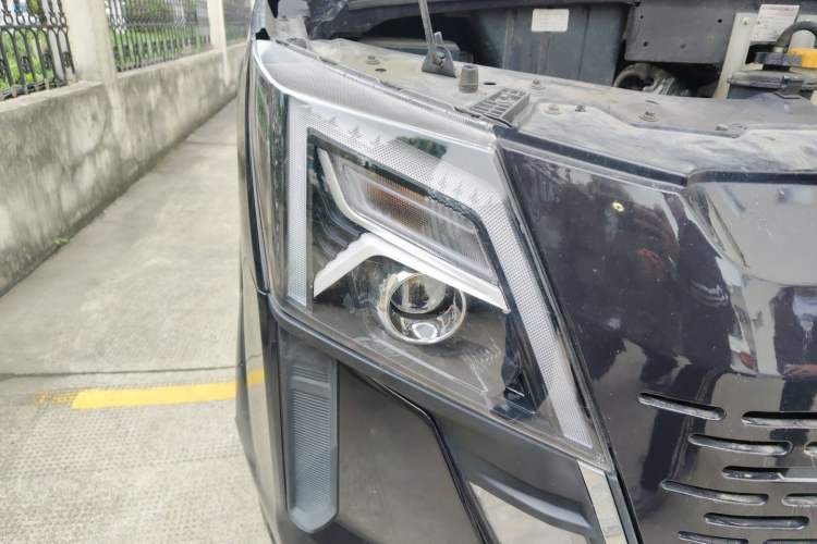 Used Dongfeng Yufeng 2023 V9+ 2.0T Automatic Front-Wheel-Drive Short Wheelbase Mid-Roof Design—5/6-Seater Right Front Headlight