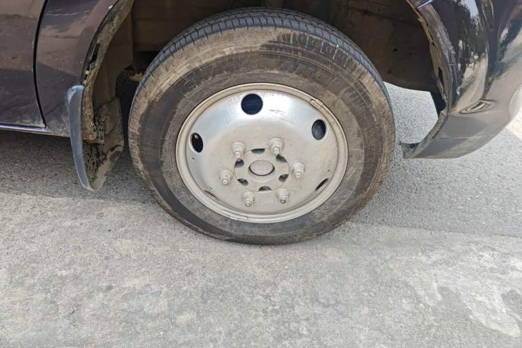 Used Dongfeng Yufeng 2023 V9+ 2.3T Manual Rear-Drive Cargo Van with Dual Rear Tires 3-Seater Right Front Wheel Hub