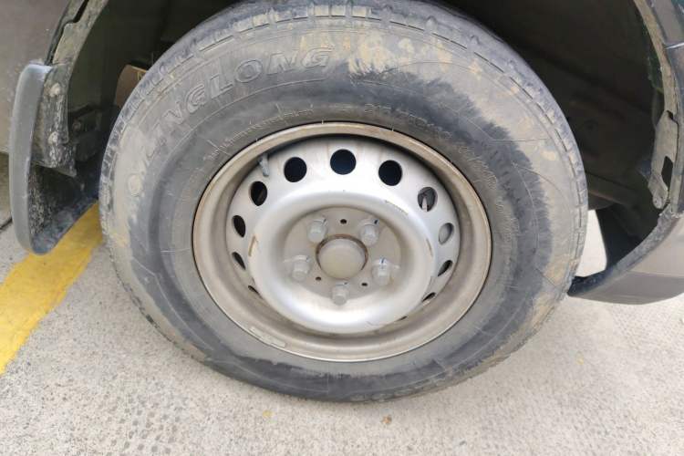 Used Dongfeng Yufeng 2023 V9+ 2.0T Automatic Front-Wheel-Drive Short Wheelbase Mid-Roof Design—5/6-Seater Right Front Wheel Hub