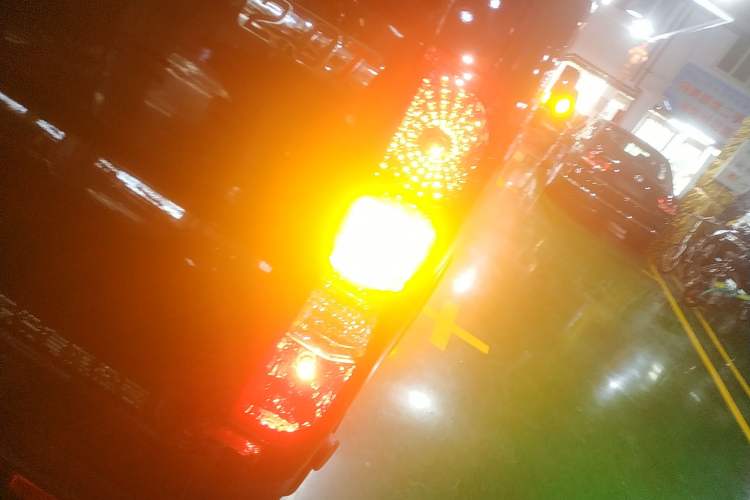 Used Dongfeng Yufeng 2023 V9+ 2.0T Automatic Front-Drive Multi-Function Mid-Roof 7/8/9-Seater Right Rear Taillight