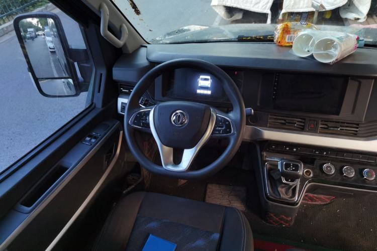 Used Dongfeng Yufeng 2023 V9+ 2.0T Automatic Front-Wheel-Drive Short Wheelbase Mid-Roof Design—5/6-Seater Steering Wheel
