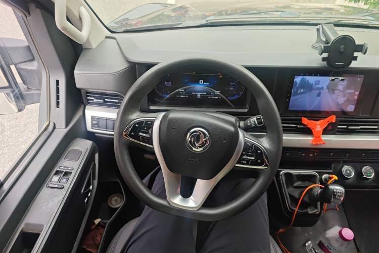 Used Dongfeng Yufeng 2023 V9+ 2.3T Manual Rear-Drive Cargo Van with Dual Rear Tires 3-Seater Steering Wheel