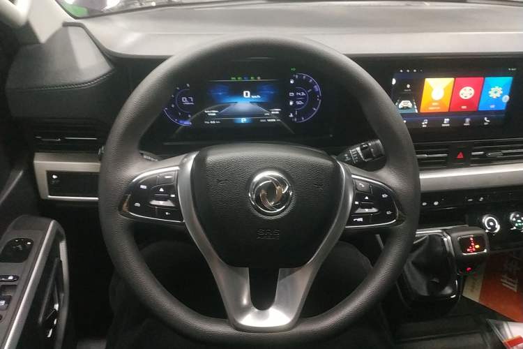 Used Dongfeng Yufeng 2023 V9+ 2.0T Automatic Front-Drive Multi-Function Mid-Roof 7/8/9-Seater Steering Wheel