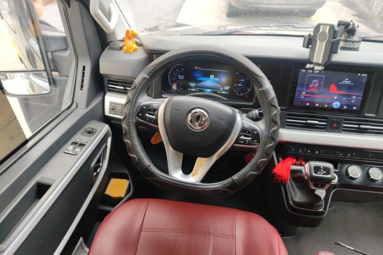 Used Dongfeng Yufeng 2023 V9+ 2.0T Automatic Front-Wheel-Drive Short Wheelbase Mid-Roof Design—5/6-Seater Steering Wheel