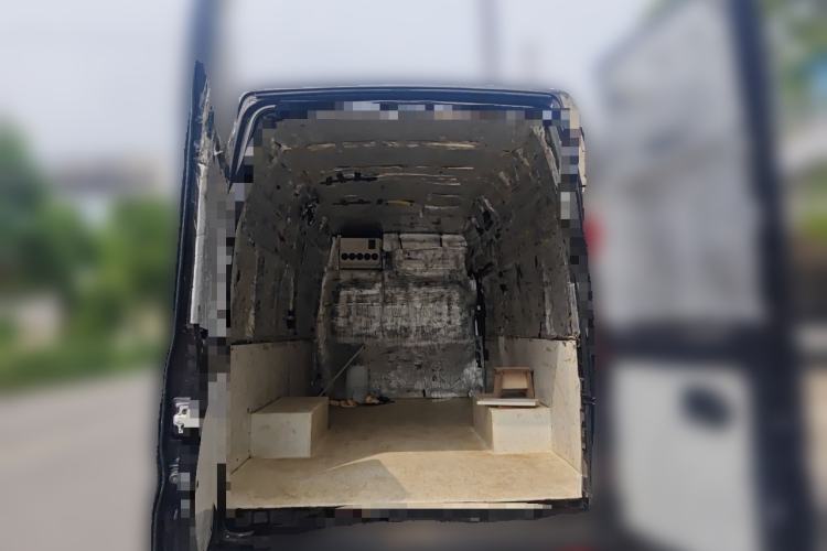 Used Dongfeng Yufeng 2023 V9+ 2.3T Manual Rear-Drive Cargo Van with Dual Rear Tires 3-Seater Trunk