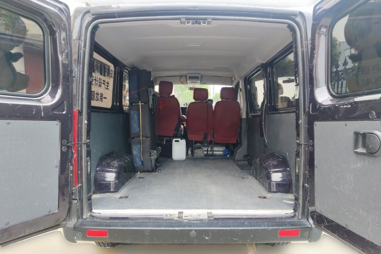 Used Dongfeng Yufeng 2023 V9+ 2.0T Automatic Front-Wheel-Drive Short Wheelbase Mid-Roof Design—5/6-Seater Trunk