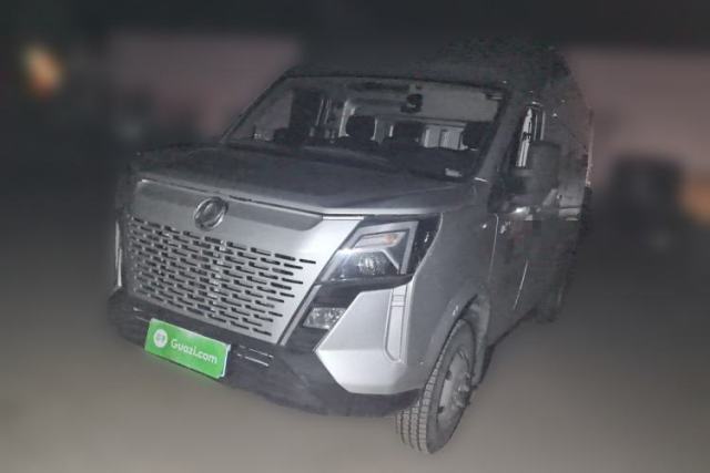 Used Dongfeng Yufeng 2023 V9+ 2.3T Manual Rear-Drive Cargo Van with Dual Rear Tires 3-Seater