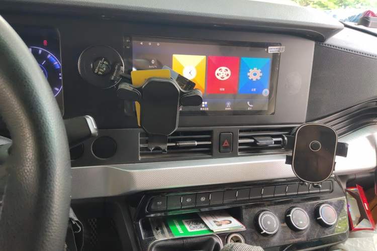 Used Dongfeng Yufeng 2023 V9+ 2.0T Manual Front-Wheel-Drive Multi-Function Mid-Roof Van with 7/8/9 Seats Audio And AC Panel