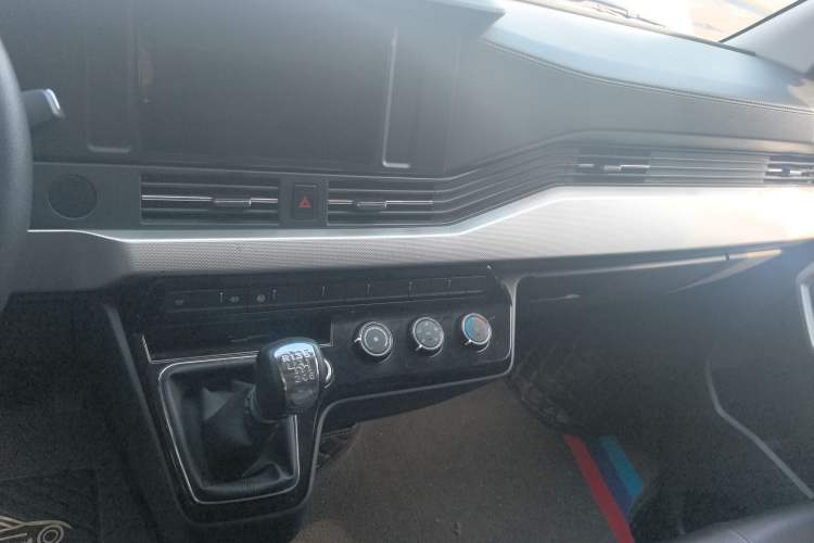 Used Dongfeng Yufeng 2023 V9+ 2.0T Manual Front-Wheel-Drive Multi-Function Short-Chassis Low-Roof 5/6-Seater Audio And AC Panel