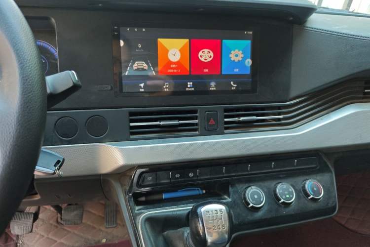 Used Dongfeng Yufeng 2023 V9+ 2.0T Manual Front-Wheel-Drive Multi-Function Mid-Roof Van with 7/8/9 Seats Audio And AC Panel